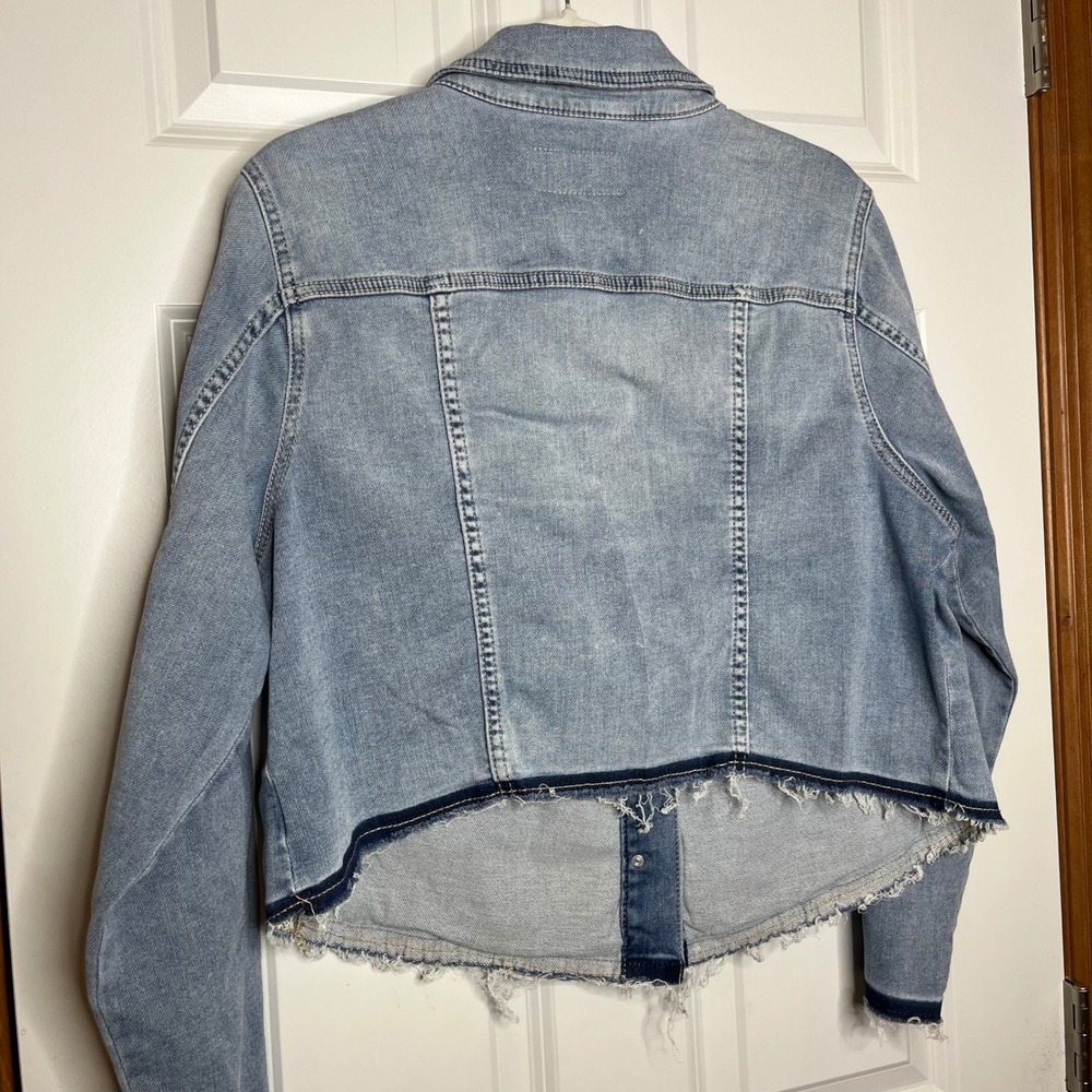 Torrid Frayed Hem Light Wash‎ Denim Jacket Torrid 1 / Plus 1X Trucker Distressed - Picture 4 of 6